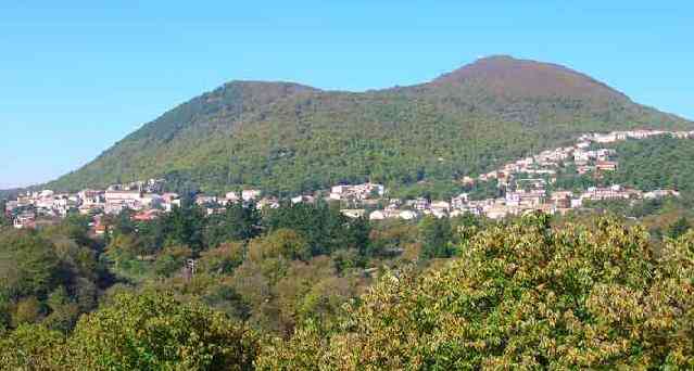 Fig 2. The twin thrachyandesitic domes that form the current peak of the Roccamonfino Volcano with the town of Roccamonfina at their base. (itineraiparlli.org)
