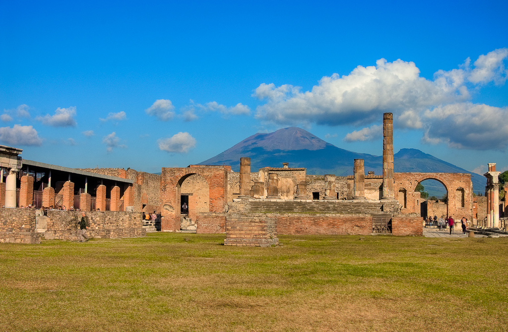 Is Mt. Vesuvius active, dormant or extinct?